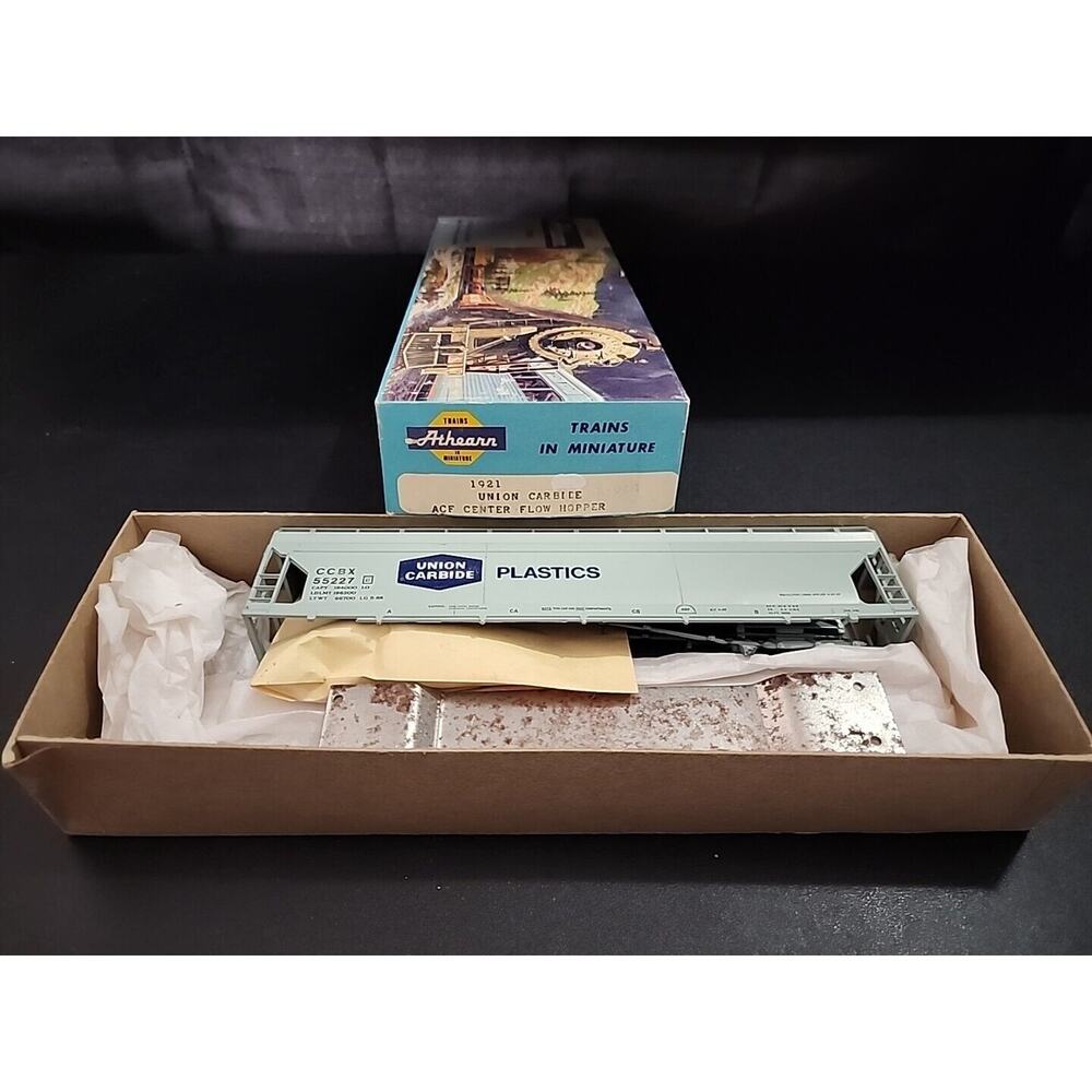 HO Scale, Athearn #1921. ACF Center Flow Hopper. Union Carbide